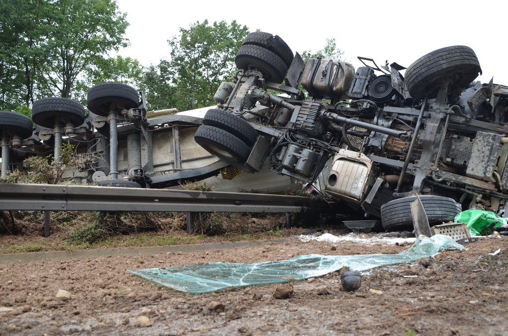 LKW umgestuerzt A 1 Rich Saarbruecken P027.JPG